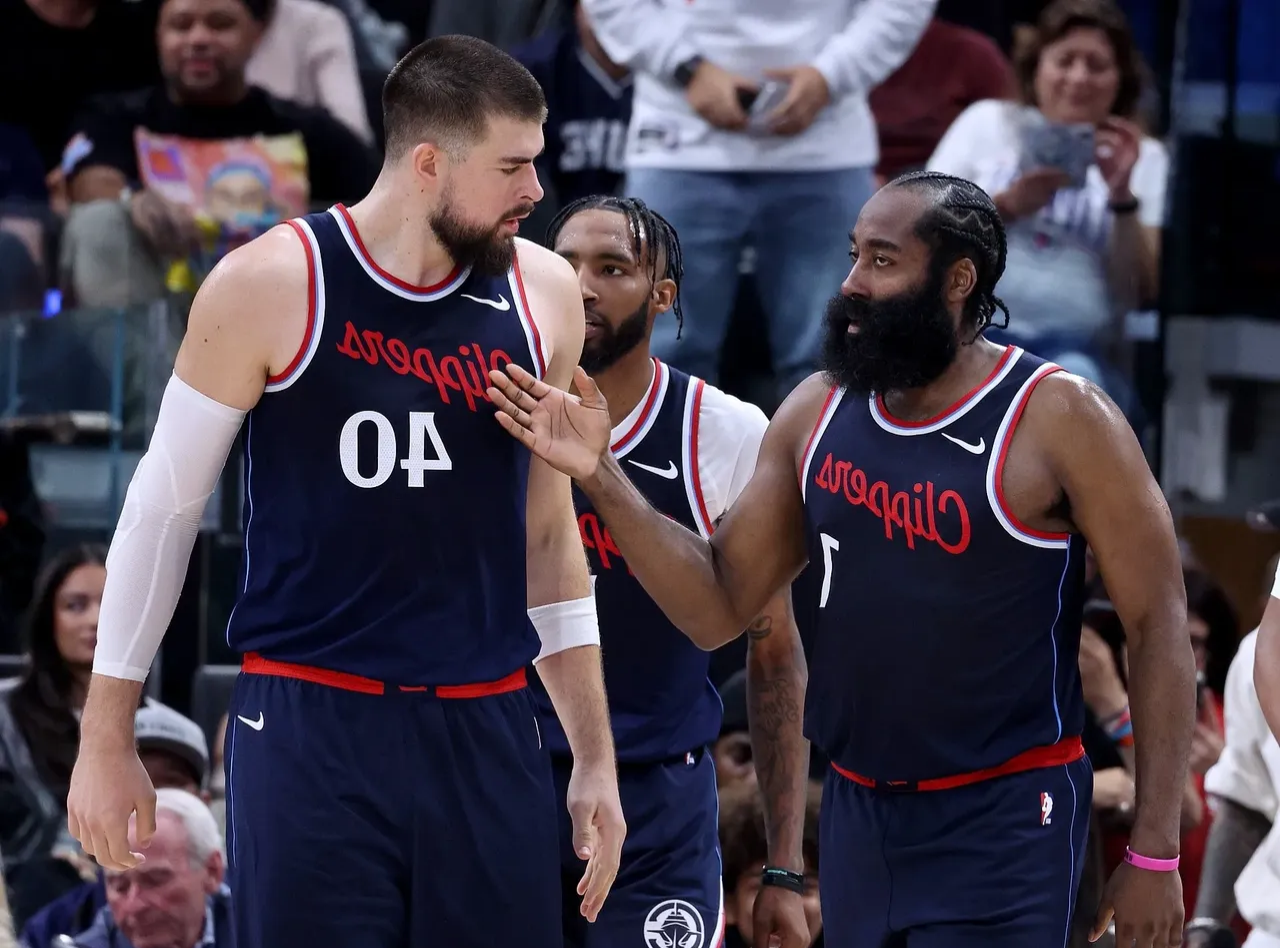 包含赛后洛杉矶快船内部沟通——欧篮联节点到来，引发热议，年轻球员得到机会的词条